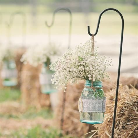 3 Sims Wedding, Outdoor Country Wedding, Deco Champetre, Blue Mason Jars, Hay Bales, Aisle Decor, Rustic Country Wedding, Baby's Breath, Trendy Wedding