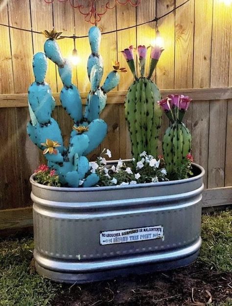 Diy Cactus Garden, Mexican Metal Yard Art, Backyard Wonderland, Metal Cactus, Metal Trough, Front Yard Decor, Welding Ideas, Cute Cactus, Boda Mexicana