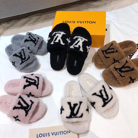 Louis Vuitton Slippers, Lv Slippers, Fluffy Sandals, Lv Sneakers, Fluffy Shoes, Ugg Sandals, Louie Vuitton, Sneaker Outfits Women, Yoga Hoodie