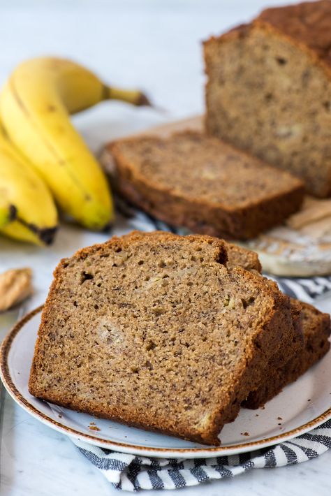 Peanut butter banana bread is an easy quick bread that’s made with 10 common ingredients! It only takes 10 minutes to prep, plus you can add chocolate chips for a delicious banana bread with peanut butter! #peanutbutterbananabread #peanutbutterbread #bananabread #quickbread Easy Quick Bread, Easy Zucchini Bread, Butter Banana Bread, Best Zucchini Bread, Peanut Butter Banana Bread, Peanut Butter Bread, Banana Benefits, Gluten Free Banana Bread, Easy Banana Bread Recipe