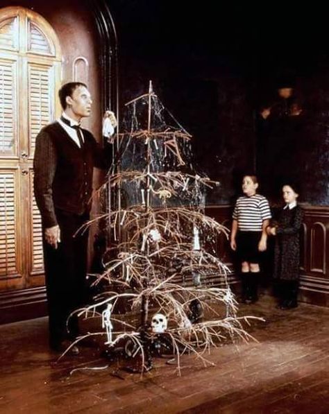 Addams family christmas tree Adams Family Halloween, Addams Family Movie, Addams Familie, Family Halloween Party, Scary Christmas, Christmas Horror, Carolyn Jones, Tree Day, Creepy Christmas