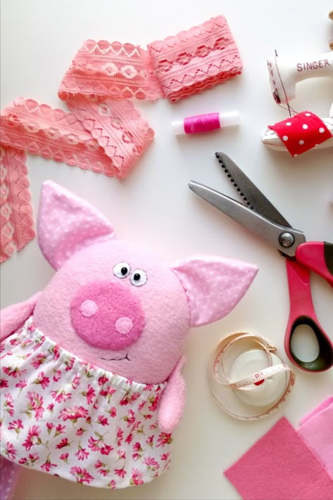 Pig Sewing Pattern Free, Stuffed Pig Pattern Sewing Free, Pig Sewing Pattern, Pig Stuffed Animal Pattern, Pig Plushie Pattern, Pig Soft Toy Pattern, Beads Sewing, Sewing Pattern For Beginners, Pig Quilt