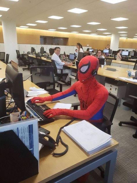 Bank Worker Quits His Job, Shows Up As Spider-Man On His Last Day | Bored Panda Work Fails, Spiderman Funny, Fan Book, Marvel Memes, Peter Parker, Marvel Spiderman, Bored Panda, Reaction Pictures, Last Day