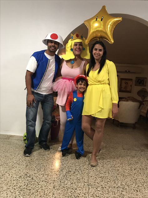 DIY Super Mario family costume Mario Party Costume, Mario Character Costumes, Mario Costume Diy, Super Mario Bros Costumes, Mario Brothers Costumes, Mario Kart Costumes, Mario Bros Costume, Mario Halloween Costumes, Super Mario Costumes