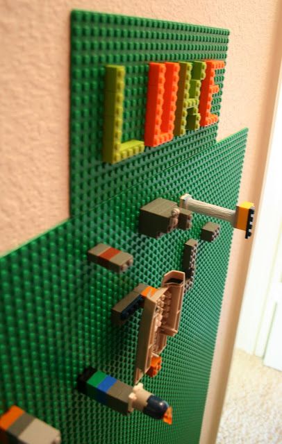 Brit D I think this is a cute idea for Houston, a Lego wall (well, maybe not a whole wall LOL) Diy Lego Wall, Lego Storage Ideas, Lego Bedroom, Diy Lego, Lego Wall, Lego System, Lego Table, Lego Activities, Lego Craft