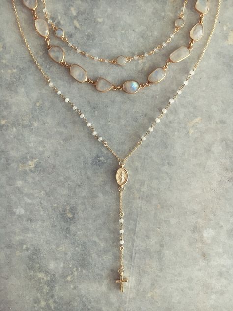 Choker Pendant, Rosary Necklace, Expensive Jewelry, Jewelry Outfit, Diy Schmuck, Layered Necklace, Precious Jewelry, Delicate Necklace, Jewelry Trends