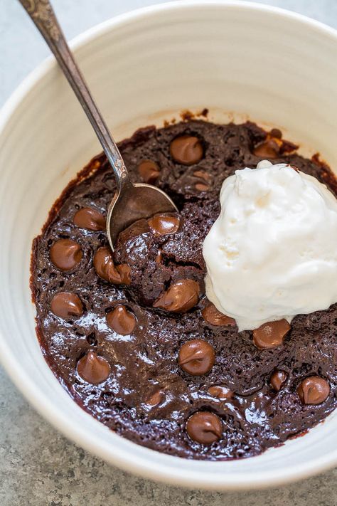 One-Minute Microwave Brownie - When chocolate cravings strike, make this EASY brownie recipe in one bowl, without a mixer, and it's ready in ONE MINUTE!! Rich, FUDGY, decadent, and accidentally vegan!! (no dairy, no butter, no eggs!) Microwave Brownie, Gluten Free Brownies Recipe, Brownie In A Mug, Cream Cheese Brownies, Sugar Free Chocolate Chips, Chocolate Mug Cakes, Chocolate Mugs, Mug Recipes, Paleo Chocolate