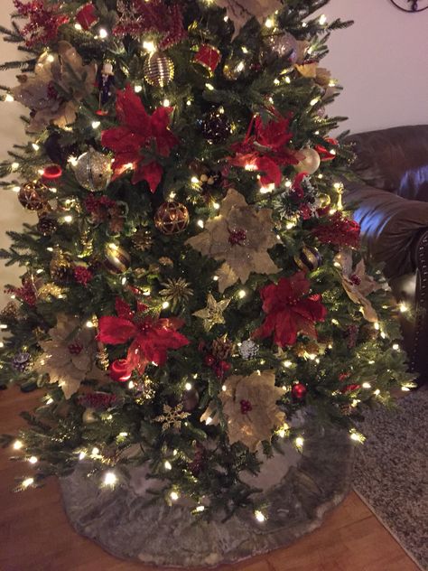 Christmas Tree With Burlap, Christmas Tree Poinsettia, Burlap Christmas Tree, Christmas 2024, Poinsettia, Christmas Decor, Burlap, Christmas Decorations, Christmas Tree