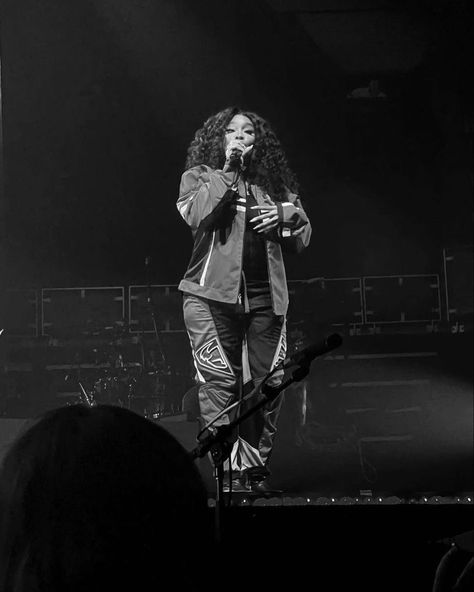 Summer Walker Black And White, Sza Pics, Sza Aesthetic, Sza Concert, Phone Decor, Artist Wall, Black And White Aesthetic, Frank Ocean, Black N White