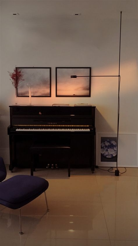 Black Upright Piano Decor, Black Piano Aesthetic, Hobby Setup, Upright Piano Living Room, Apartment Piano, Piano Setup, Upright Piano Decor, Piano Nook, Piano Display