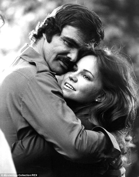 Burt Reynolds leans on cane to present student film scholarship ... Bert Reynolds, Nostalgia Photos, Sally Fields, Bobbie Gentry, Classic Couples, Dinah Shore, Movie Kisses, Sally Field, Bo Derek