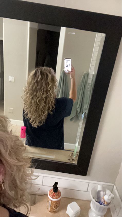 Curly hair blonde Highlights On Blonde Curly Hair, Blonde Curly Hair Women, Blonde Curly Hair Medium Length, Blonde Hair On Curly Hair, Hair Blonde Curly, Summer Curly Hair Cuts, Blonde Curly Hair Layers, Curls Blonde Hair, Perms Blonde Hair