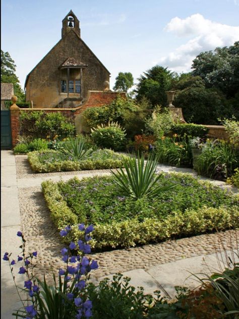 Hidcote Manor Garden, England Entry Garden, Formal Garden Design, Garden Goddess, Garden Sanctuary, Garden Hedges, Manor Garden, Hgtv Garden, Rule Britannia, Gardens Of The World