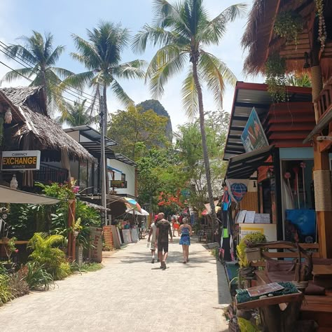 Railay Beach Krabi Thailand (Ao Nang) - Gadsventure - Family travel Railey Beach Thailand, Krabi Thailand Resorts, Krabi Town Thailand, Ao Nang Thailand, Railay Beach Thailand, Railay Beach Krabi, Thailand Krabi, South East Asia Travel, Pattaya Beach