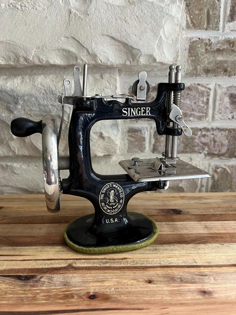 Childs Sewing Machine, Singer Talent, Singer Machine, Kids Sewing Machine, Interior Design Retro, Art Gallery Museum, Old Sewing Machine, Office Display, Office Ornaments