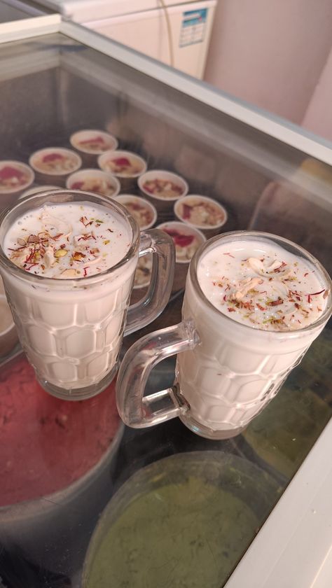 Lassi Recipes, Iphone Wallpaper Photography, Banana Shake, Chocolate Pictures, Mumbai Food, Foodie Instagram, Birthday Wishes Cake, Best Snapchat, Snap Friends