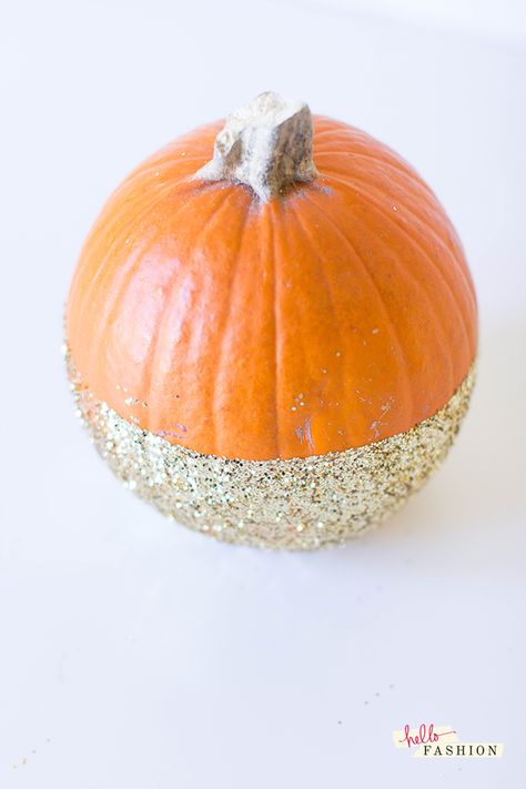 DIY Glitter Pumpkins Sparkle Pumpkins, Pumkin Decoration, Halloween Chic, Easy Pumpkin Carving, Halloween Pumpkins Painted, Glitter Pumpkins, Diy Glitter, Spooky Halloween Decorations, Diy Pumpkin