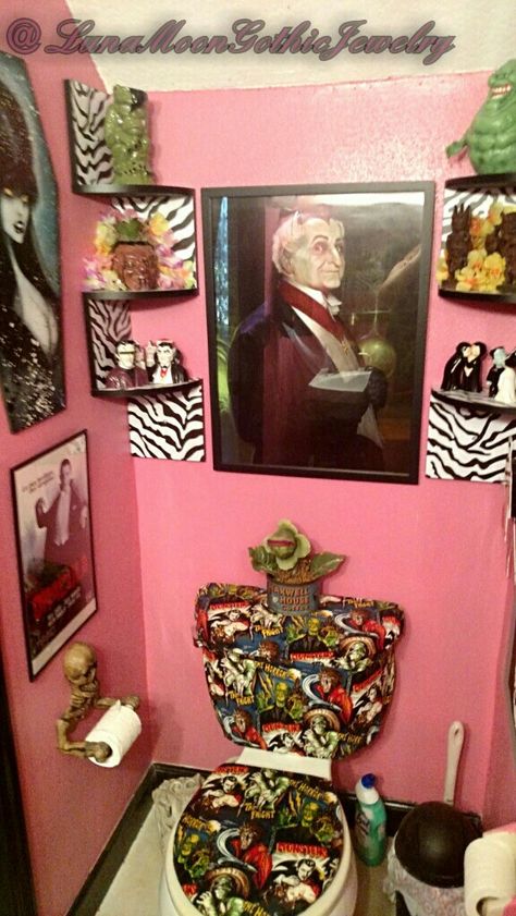 Our Bathroom that went viral in Facebook! Halloween. Horror. Haunted. It's got it all :) Horror Movie Bathroom, Horror Bathroom Decor, Punk Bathroom Aesthetic, Horror Bathroom Ideas, Horror Decor Interior Design, Kitsch Bathroom, Horror Themed Bathroom, Horror Bathroom, Punk Bathroom