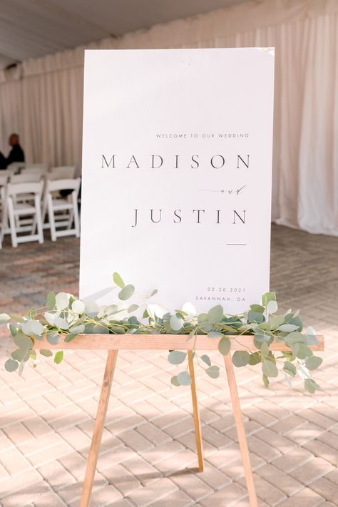 Welcome Table Flowers Wedding, Welcome Easel Wedding, Wedding Welcome Sign Minimalist, Minimal Decoration For Engagement, Wedding Signage Minimalist, Welcome Sign At Wedding, Wedding Sign On Easel, Welcome Sign Ideas Wedding, Wedding Welcome Sign Easel