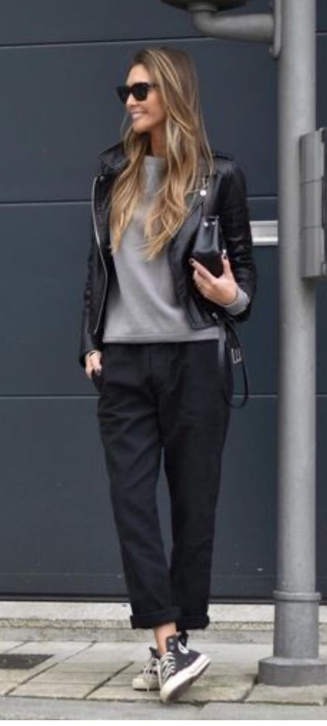 Black Leather Converse Outfit, Black Sweatshirt Outfit, Hoddies Outfits, Chic Outfits Edgy, Motor Jacket, Minimalistic Outfits, Sneaker Outfits Women, All Black Fashion, Moda Chic