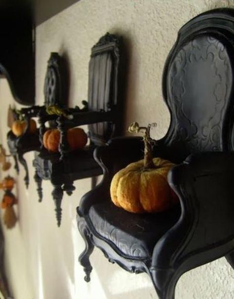 20 Scarily Charming Halloween Decorating Ideas in Vintage Style Dulces Halloween, Halloween Decor Diy, Halloween Folk Art, Elegant Halloween, Party Table Settings, Vintage Halloween Decorations, Gothic Halloween, Halloween Decorations Indoor, Halloween Inspiration