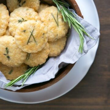 These savoury parmesan cookies require minimum baking skills and 3 basic ingredients - Perfect with wine, they're sure to wow your guests! #parmesan #italianrecipes #cheese #cookies Parmesan Snacks, Parmesan Cookies, Easy Croissant Recipe, Homemade Crackers Recipe, Coronation Chicken, Homemade Cheese Crackers, Jacket Potatoes, Crackers Recipe, Fall Baking Recipes