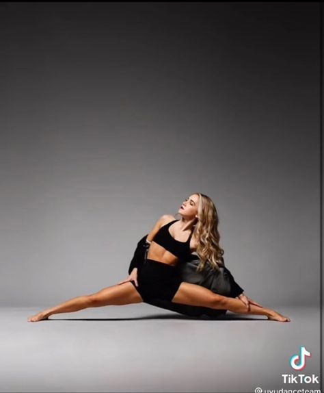 Split Dance Pose, Dance Full Body Shots, Contemporary Picture Poses, Dancer Poses Photography Simple, Jazz Photography Poses, Dance Photoshoot Ideas Jazz, Dance Action Shots Photography, Dance Inspo Pics, Lyrical Poses For Pictures