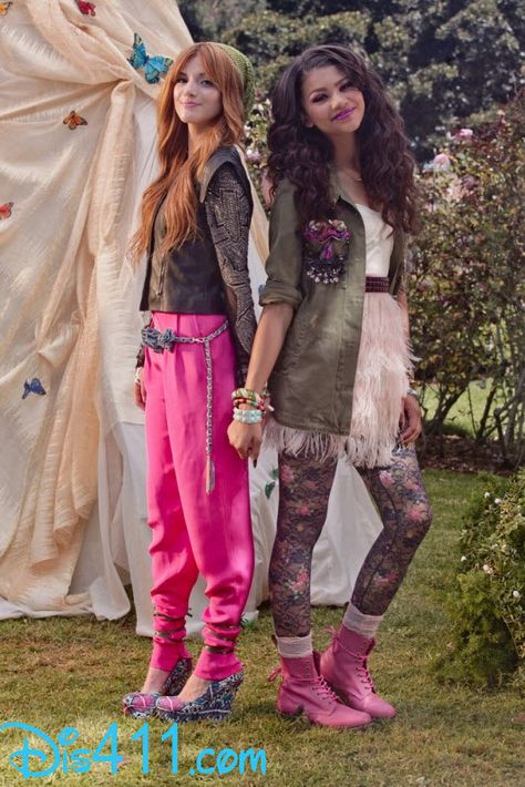 Bella Thorne And Zendaya "Fashion Is My Kryptonite" Music Video Shake It Up Outfits, Bella Thorne And Zendaya, Zendaya Style, Disney Clothes, Tv Show Outfits, Sofia Carson, Zendaya Coleman, Bella Thorne, Lucy Hale