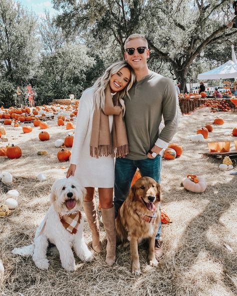 Fall Couple Photos Outfits, Fall Engagement Pictures Outfit, Fall Picture Outfits, Fall Outfit Ideas For Women, Fall Photo Outfits, Pumpkin Patch Photoshoot, Fall Photo Shoot Outfits, Engagement Picture Outfits, Fall Engagement Pictures