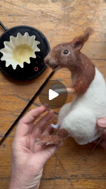 Needle Felting Squirrel, Felting Sculptures & Statues, Needle Felting Squirrel Tutorial, Needle Felted Chipmunk, Needle Felting Diy Tutorials, Needle Felting Realistic Animals, Needle Felting Diy, Felt Mouse, Felting Tutorials