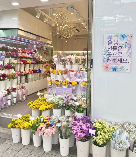 Bouquet Shop Design, Japan Flower Shop, Florist Interior Design, Modern Flower Shop, Florist Shop Interior, Japan Flower, Flower Shop Interiors, Flower Shop Decor, Flower Shop Design