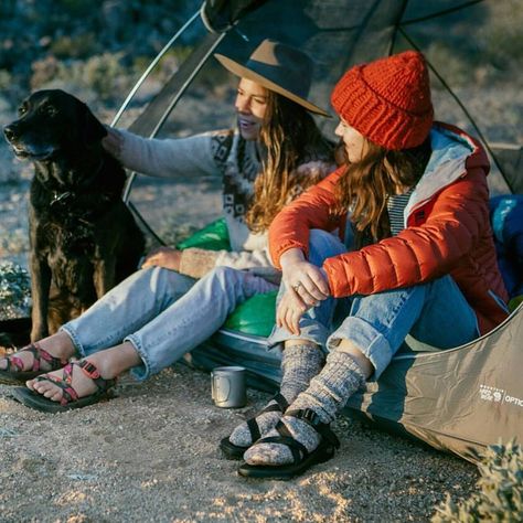 jungmaven womens tees are back in stock @chelseaparrett repost photo @julesville_ Winter Camping Outfits, Wander Outfit, Aesthetic Camping, Climbing Outfit Woman, Camping Outfits For Women, Climbing Outfits, Cute Hiking Outfit, Outdoorsy Style, Spring Camping