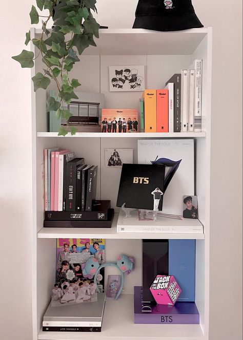 Aesthetic Kpop Album Shelf, Kpop Display Shelf, K Pop Shelf Aesthetic, Kpop Album Storage Ideas, Kpop Shelf Organization, Bts Album Shelf, Album Shelf Ideas, Album Display Ideas, Kpop Album Organization