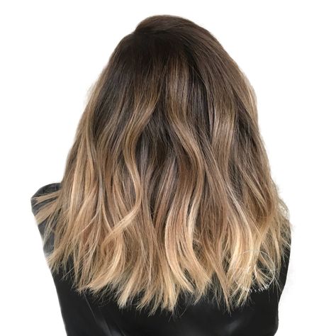 #ombrehair #honeycolor #warmombre #longbob #hairtrends Dark Roots And Light Ends, Sombre Hair Brunette, Brown To Blonde Ombre Hair, Balliage Hair, Short Brunette Hair, Sombre Hair, Warm Scarves, Short Ombre Hair, Hair Color Underneath