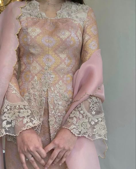 Tunang Outfit, Bride Dress Design, Dress Songket, Baju Kurung Ideas, Baju Kurung Moden Style, Melayu Wedding, Payet Kebaya, Dress Nikah, Raya Outfit