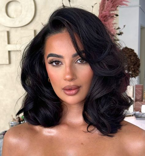 Check Out These Stunning Mob Wife Hairstyles | Fashionisers© Medium Length Down Hairstyles, Short Hair Boss Lady, Shoulder Length Evening Hairstyles, Blow Out Shoulder Length Hairstyles, Short Glam Waves, 90s Glam Hair, Wealthy Hairstyles, How To Put Extensions In Short Hair, Classy Medium Length Hairstyles