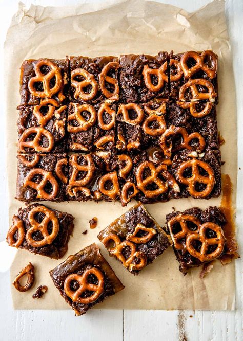 With salty crunch from pretzels and a ribbon of caramel, these brownies are rich, fudgy and quick to make. They bake in an 8x8 pan and make 9 larger or 16 bite-sized brownies. Brownies Ideas, Caramel Pretzel Brownies, Pretzel Brownies, Salted Caramel Pretzels, How To Melt Caramel, Caramel Pretzels, Small Microwave, Delicious Brownies, Unsweetened Chocolate