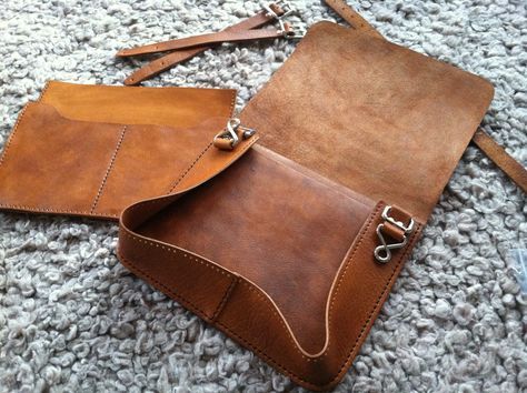 Diy Leather Messenger Bag, Leather Purse Pattern, Messenger Bag Patterns, Diy Messenger Bag, Diy Leather Projects, Leather Bag Pattern, Sewing 101, Diy Leather Bag, Sewing Leather