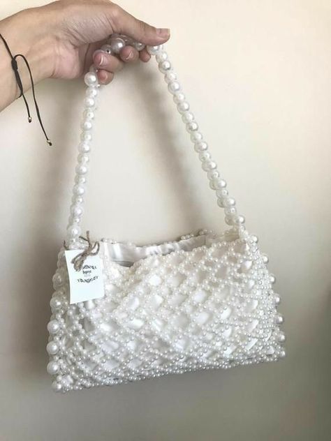 Beads Bag Design, Beaded Bag Design, How To Make Pearl Bag, Crochet Flower Arrangements, Pearl Bag Diy Tutorial, Diy Pearl Bag, Beaded Bags Diy Tutorials, Diy Fabric Purses, Knit A Blanket