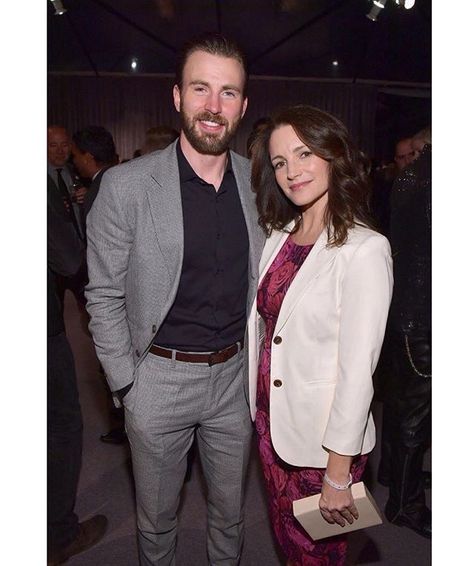 New: Chris Evans with Kristin Davis at 'The Night Before' The Oscars Party last night. #ChrisEvans #KristinDavis #Oscars #Cevans #TeamCevans Captain America Funny, Kristin Davis, Christopher Evans, Oscars Party, Ben Hardy, Robert Evans, Chris Evans Captain America, The Oscars, Mens Fashion Suits