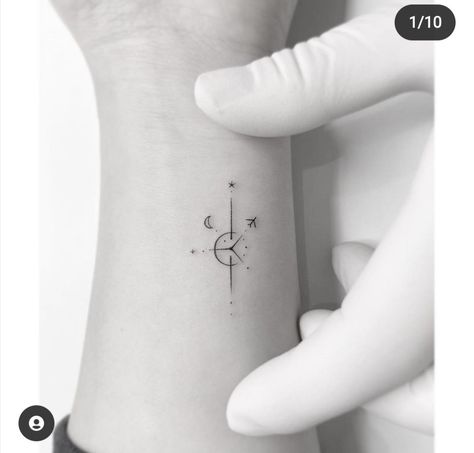 Fine Lines Tattoo Minimalist, Matching Tattoos For Best Friends Travel, Small Fine Line Compass Tattoo, Compass Tattoo Minimal, Compass Tattoo Wrist, Wanderer Tattoo Ideas, Small Compass Tattoo Women, Dainty Compass Tattoo, Minimal Compass Tattoo