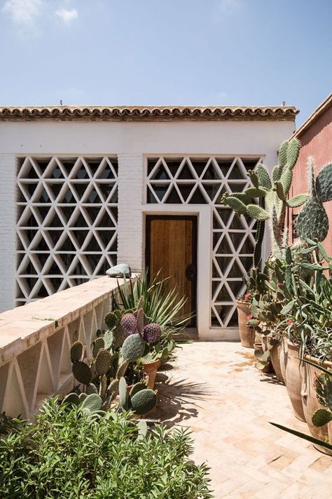 Breeze Block Wall, Breeze Blocks, Casas Coloniales, Desert Homes, Design Exterior, Block Wall, Concrete Blocks, Cactus And Succulents, Spanish Style