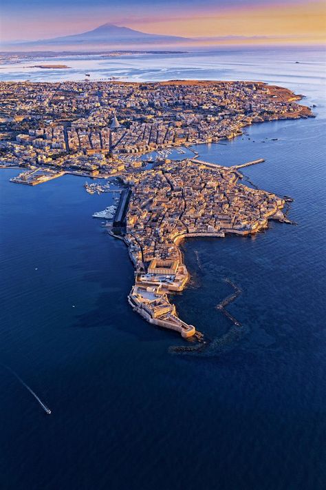 Siracusa (Sicilia), Italia. Syracuse Sicily, Italy Holidays, Italy Tours, Italy Photography, Sicily Italy, Italy Vacation, Dubrovnik, Sorrento, Places Around The World