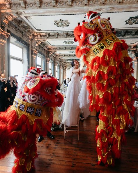 A Magnificent Melbourne Wedding with Chinese Heritage and European Elegance✨ Emily and Eduardo wanted their wedding to blend their personalities and cultural backgrounds perfectly. They crafted a wedding that seamlessly combined European elegance with Chinese cultural richness, featuring a Tea Ceremony and Lion Dance, all set against the historical backdrop of Melbourne’s iconic architecture. Sash, the founder of @collections.photography, captured the day in the best possible way. His work c... Chinese Wedding Aesthetic, Chinese Wedding Photoshoot, Crazy Rich Asians Wedding, Chinese Wedding Traditions, Chinese Engagement, Chinese Wedding Photos, Chinese Wedding Tea Ceremony, Tea Ceremony Wedding, Buddhist Wedding