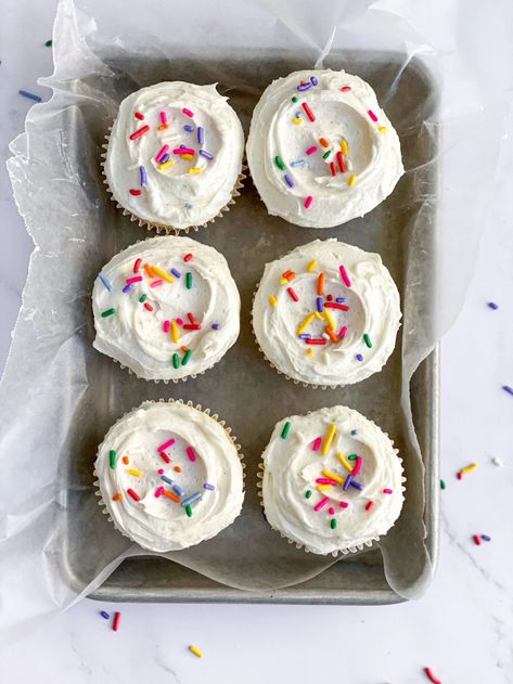 6 small batch vanilla cupcakes in a little tray. Small Batch Cake Donut Recipe, Small Batch Birthday Cake, Single Serve Cupcake, Small Batch Of Cupcakes, Cupcakes For 2, Small Batch Vanilla Cupcakes, Freezing Cupcakes, Cupcakes For Two, Small Batch Cupcakes