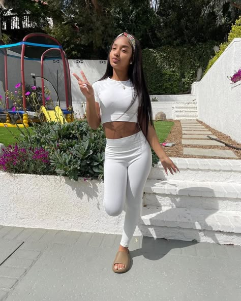 White Leggings Outfit Black Women, Black Yeezy Slides Outfit, White Slides Outfit, Outfits With Slides, Chill Outfits Summer, Yeezy Slides Outfit, Jamaica Outfits, Slides Outfit, Yeezy Slides