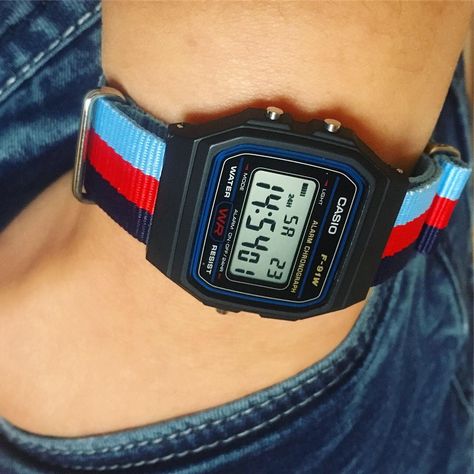 Casio F91W-1 on NATO strap. Casio Nato Strap, Casio F91w, Casio Databank, Rugged Watches, Casio Vintage Watch, 80s Fashion Men, Best Looking Watches, Ugly Outfits, Retro Watches