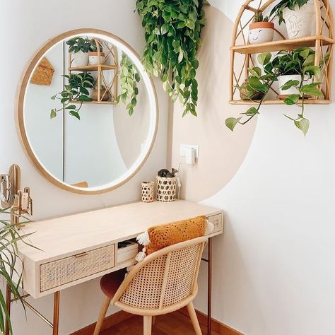 This bohemian/minimalist vanity corner ❤️ •⁠ •⁠ 📷 @dejate.inspirar #bohodecor #bohohome #boholuxe #bohovibes #bohemianhome #boholiving #showmeyourboho #bohoismyjam #thenewbohemians #bohoinspiration #modernboho #scandiboho #mybohoabode #bohemianliving #howiboho #mybohohome #bohovibe #beautifullyboho #mybohotribe #newbohemian #bohostyling #mybohoretreat #bitsofboho #bohomeetsmodern #desertbohemian #mybohotribe #bohohomedecor Wall Jewelry Cabinet, Ideas Habitaciones, Bracelet Holder, Boho Chair, Aesthetic Room Ideas, Display Jewelry, Organizer Jewelry, Study Room Decor, Bedroom Vanity