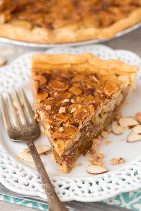 EASY Toffee Almond Pie - this pie recipe is like a pecan pie but with almonds and toffee instead! Easy Pie Recipe, Holiday Pies Recipes, Almond Pie, Easy Toffee, Thanksgiving Pie Recipes, Savory Pies Recipes, Toffee Recipe, Holiday Pies, Easy Pie Recipes