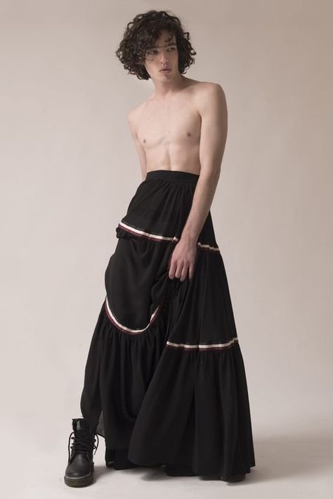 men in skirts Mode Queer, Style Androgyne, Boys In Skirts, Gender Fluid Fashion, Men In Skirts, Genderless Fashion, Photographie Portrait Inspiration, Queer Fashion, Gender Fluid